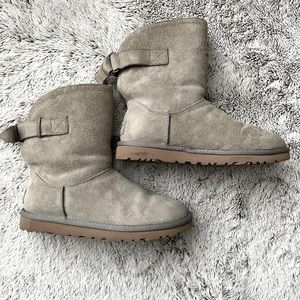Ugg boots with back buckle, light gray size 5. Gently worn,in great condition!
